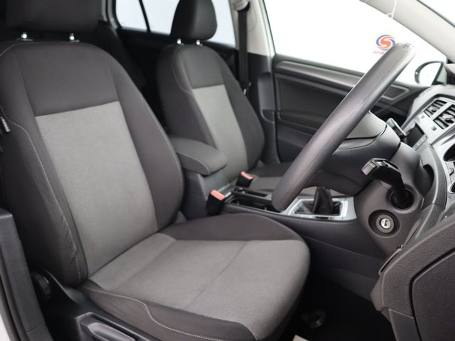 2015 Volkswagen Golf - image 10