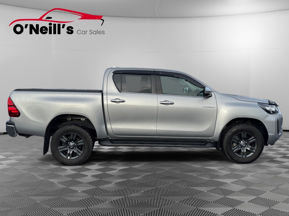 2025 Toyota Hilux - image 2