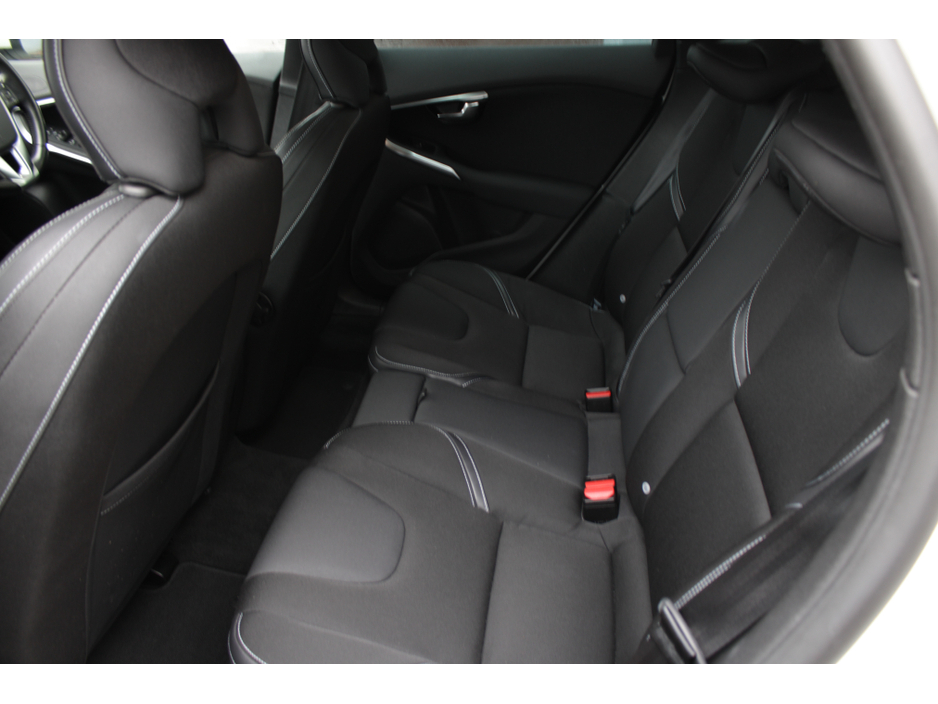 2017 Volvo V40 - image 19