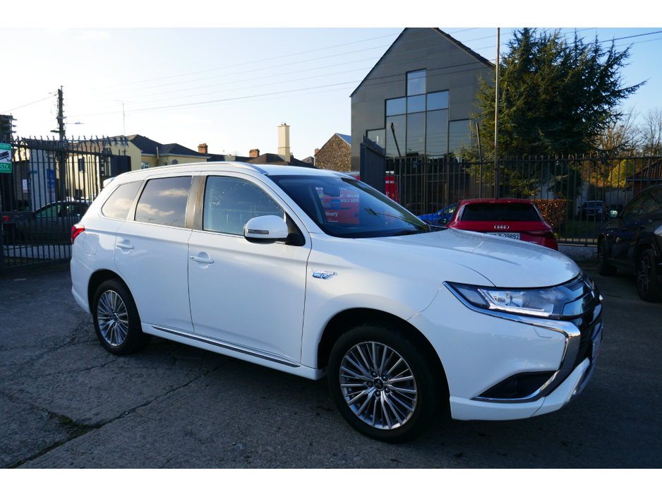 2020 Mitsubishi Outlander - image 3