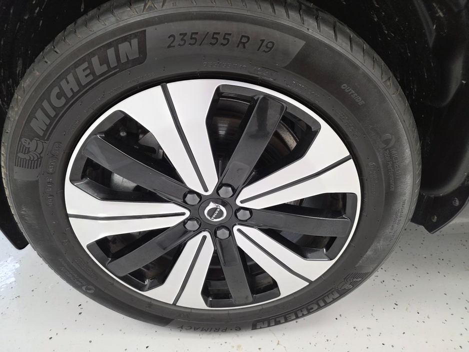 2025 Volvo XC60 - image 8