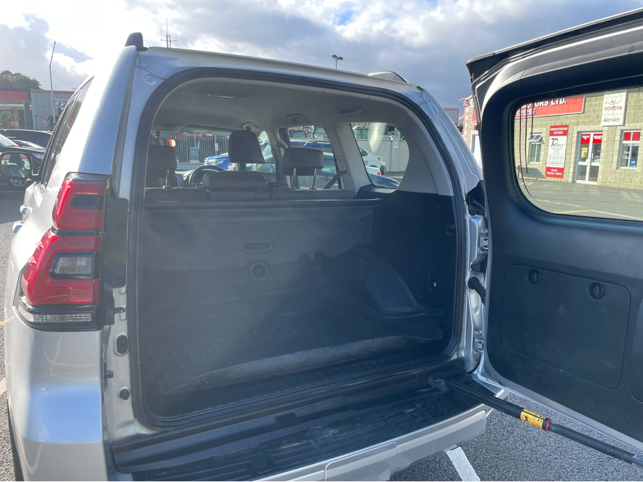 2020 Toyota Landcruiser - image 18