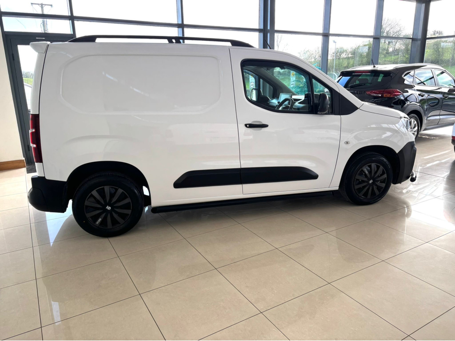 2020 Peugeot Partner - image 6