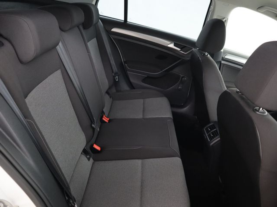 2015 Volkswagen Golf - image 12