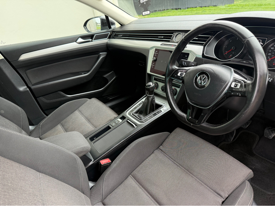 2017 Volkswagen Passat - image 7