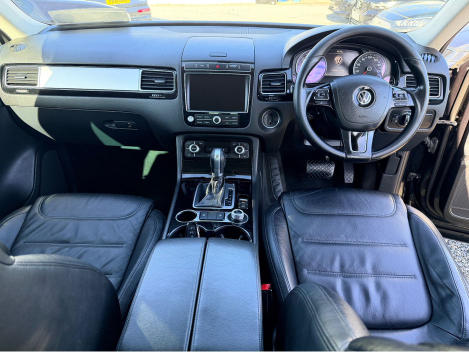 2015 Volkswagen Touareg - image 20