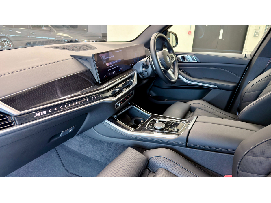 2025 BMW X5 - image 10