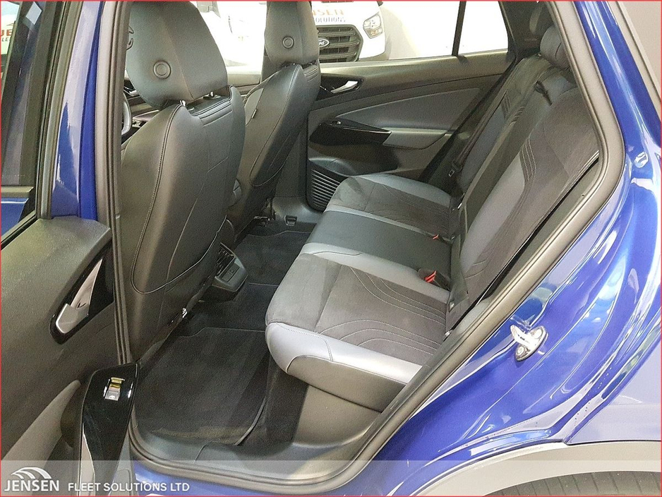 2023 Volkswagen ID.4 - image 5