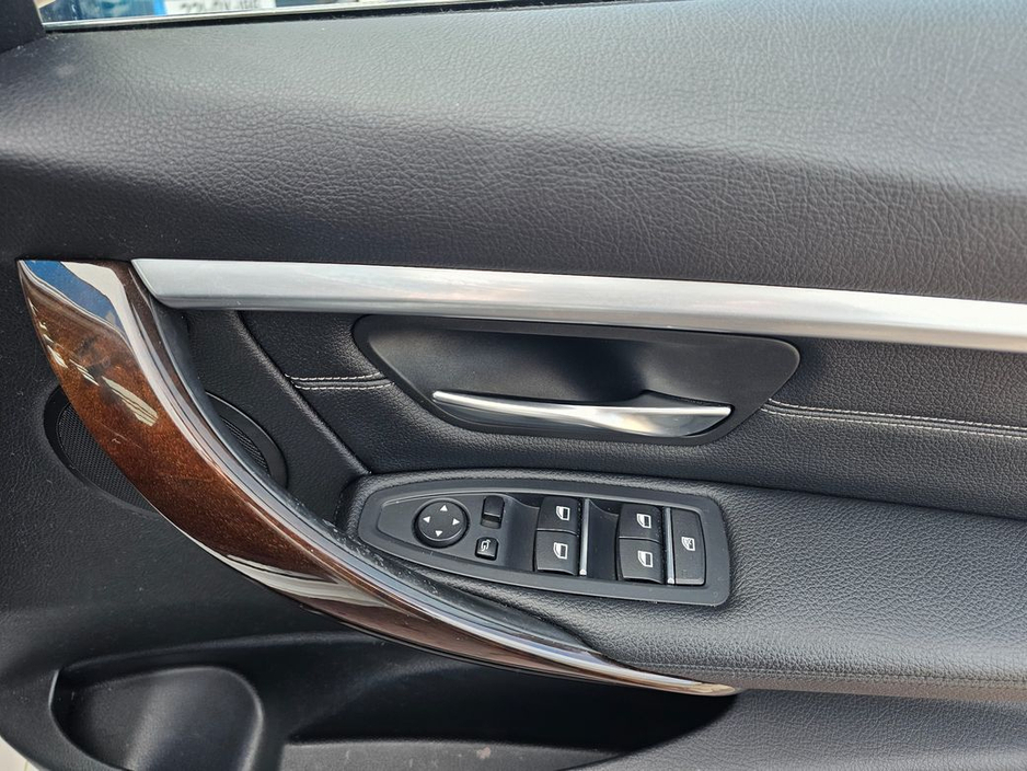 2016 BMW 3 Series - image 17