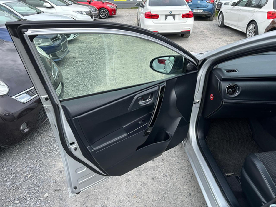 2016 Toyota Auris - image 8