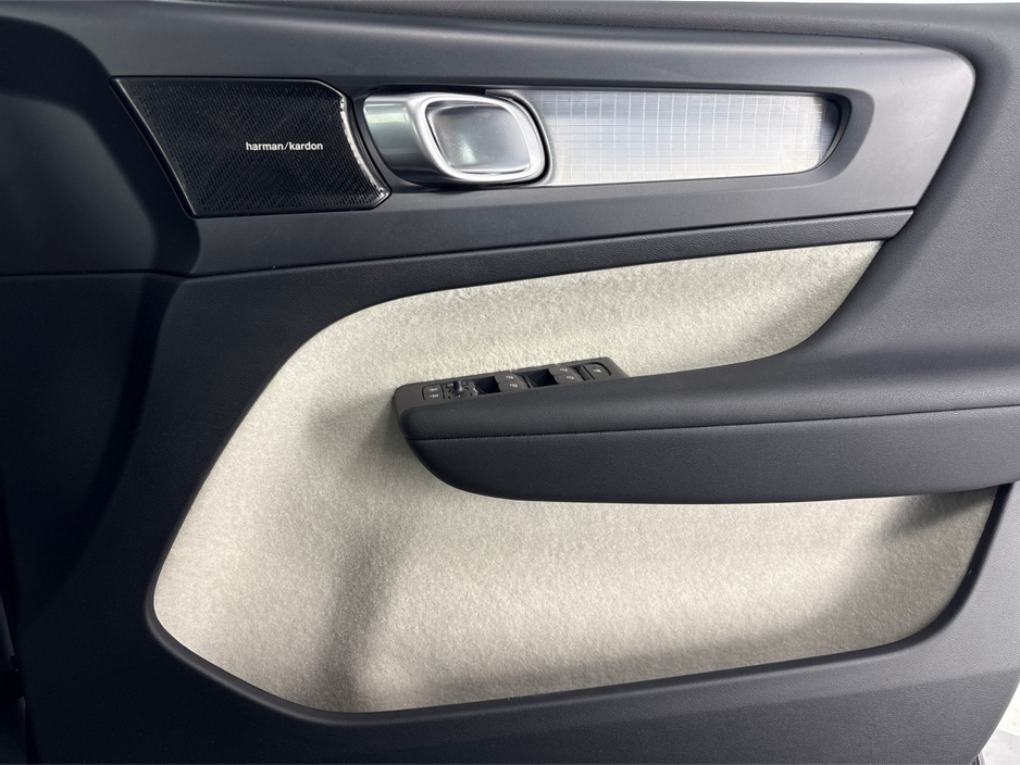 2020 Volvo XC40 - image 23