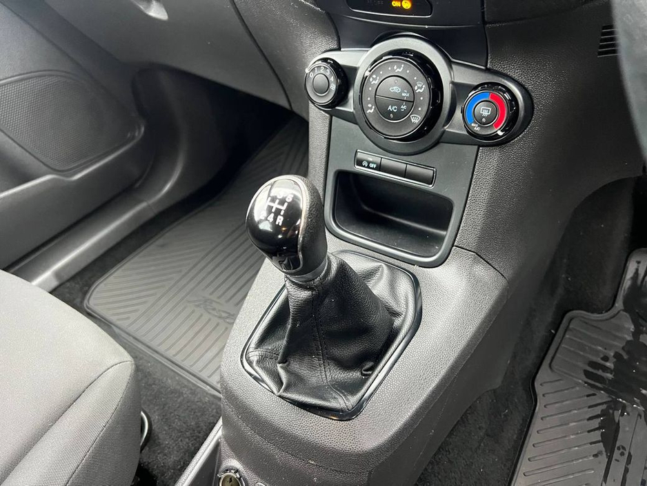 2016 Ford Fiesta - image 11