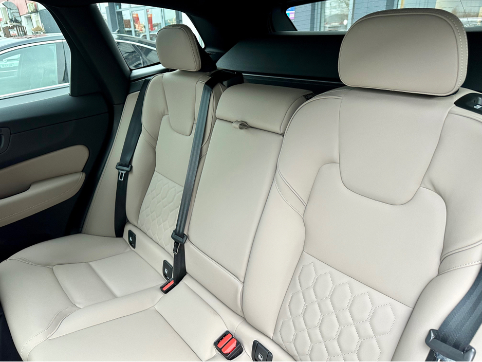 2025 Volvo XC60 - image 11