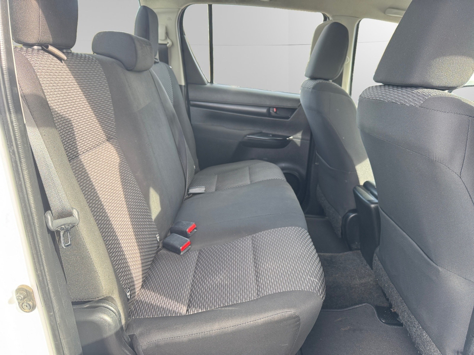 2017 Toyota Hilux - image 12