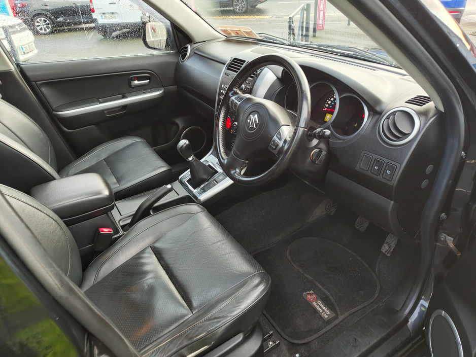 2011 Suzuki Grand Vitara - image 11