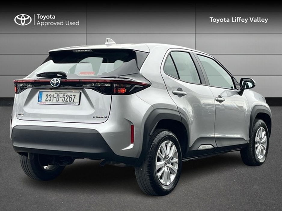 2023 Toyota Yaris Cross - image 2