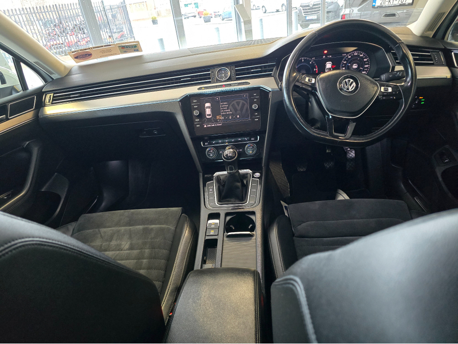 2019 Volkswagen Passat - image 10