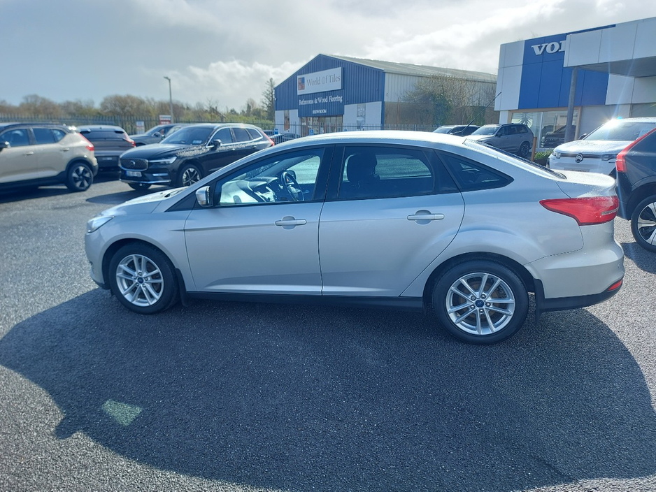 2016 Ford Focus - image 12
