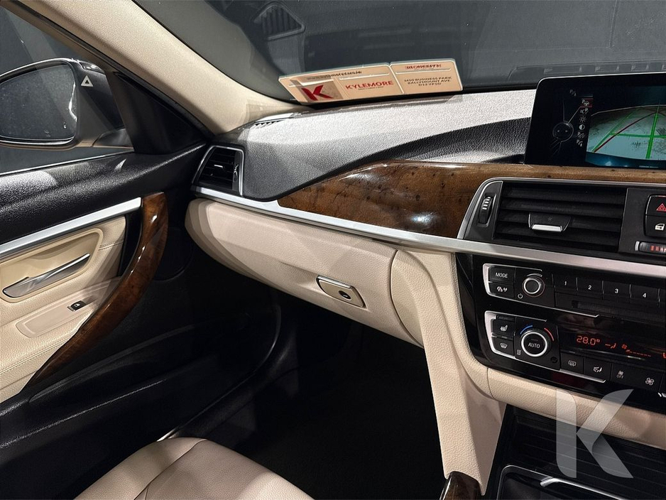 2016 BMW 3 Series - image 25