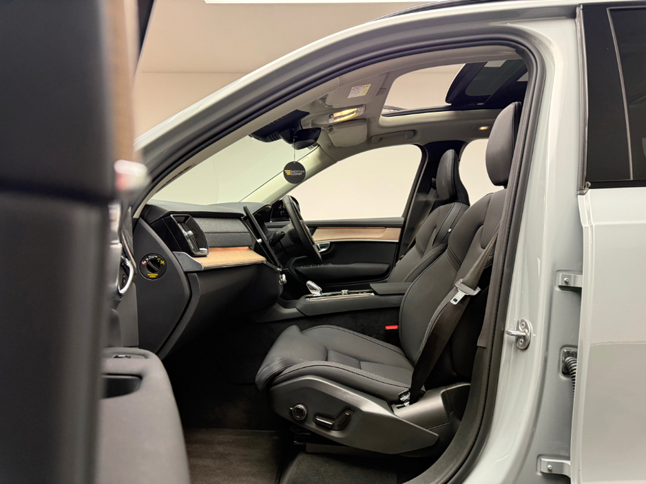 2025 Volvo XC90 - image 14