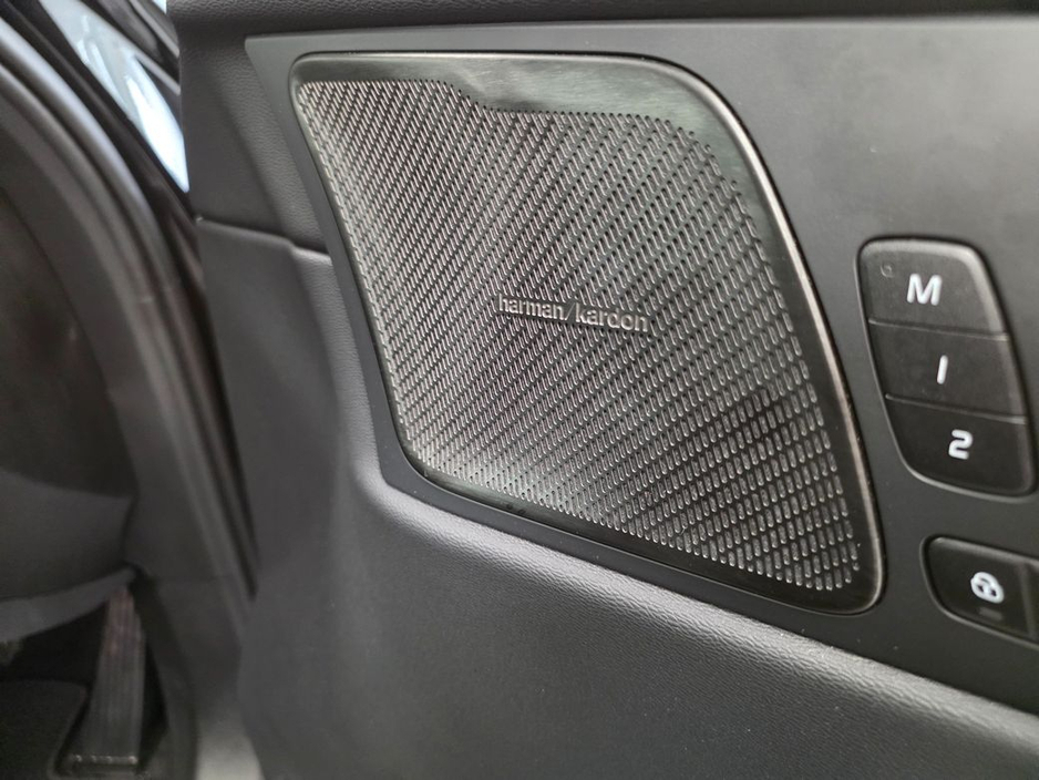 2025 Volvo XC60 - image 13