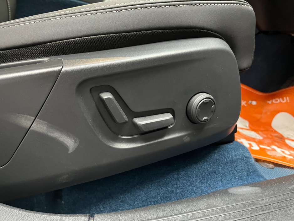 2023 Volvo XC40 - image 14