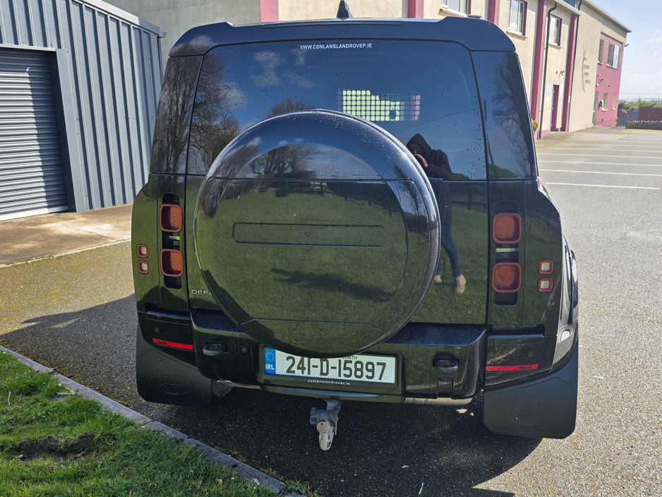 2024 Land Rover Defender - image 7