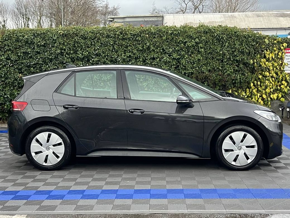 2023 Volkswagen ID.3 LIFE 58KWH // APPLE CARPLAY/ANDROID AUTO // PARKING SENSORS // DUAL ZONE CLIMATE CONTROL €20,950