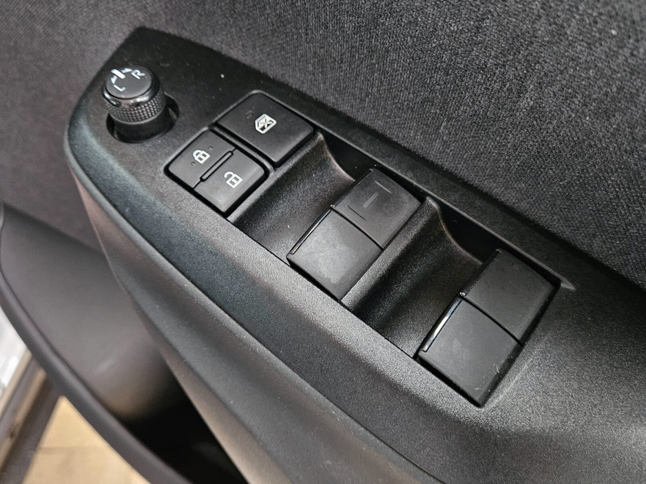 2025 Toyota Yaris Cross - image 8