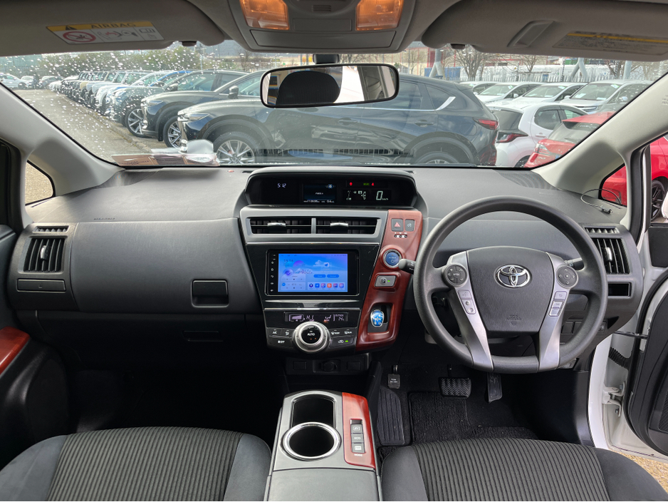 2016 Toyota Prius Alpha - image 15