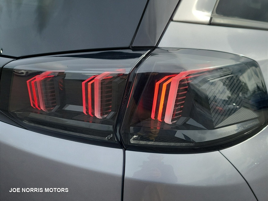 2021 Peugeot 5008 - image 16