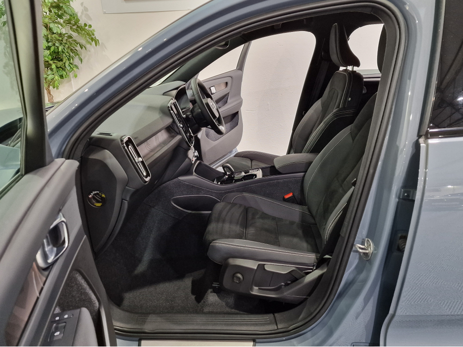 2023 Volvo XC40 T4 PLUS DARK RECHARGE AUTOMATIC **ONE OWNER / APPLE CARPLAY / CRUISE CONTROL / ELECTRIC BOOTLID / HEATED FRONT & REAR SEATS / HEATED STEERING WHEEL / 360 DEGREE CAMERA / WIRELESS PHONE CHARGING** €38,900