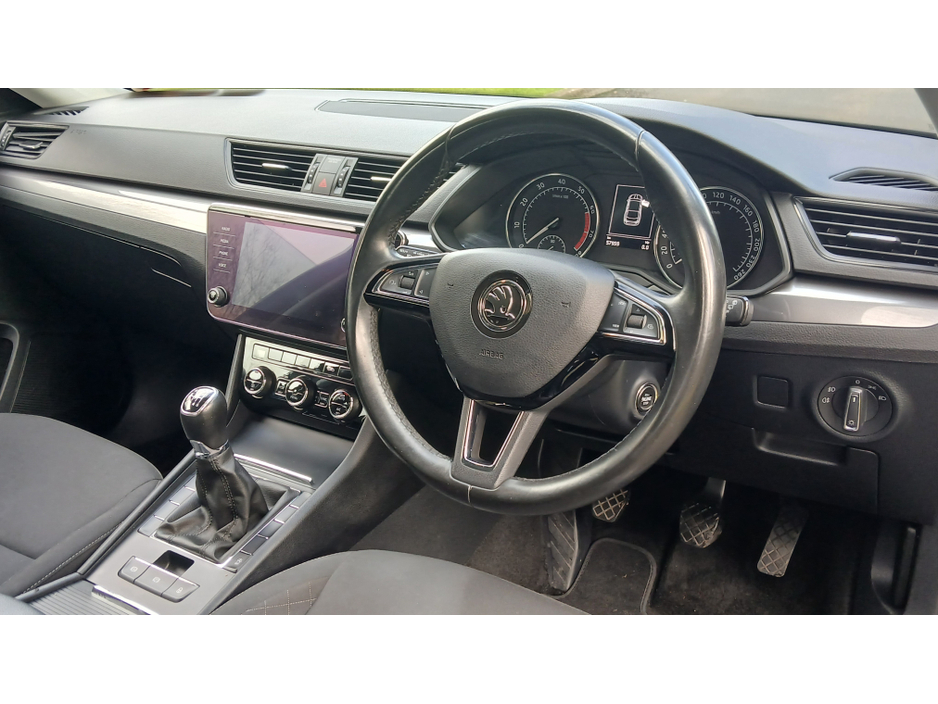 2020 Skoda Superb - image 10