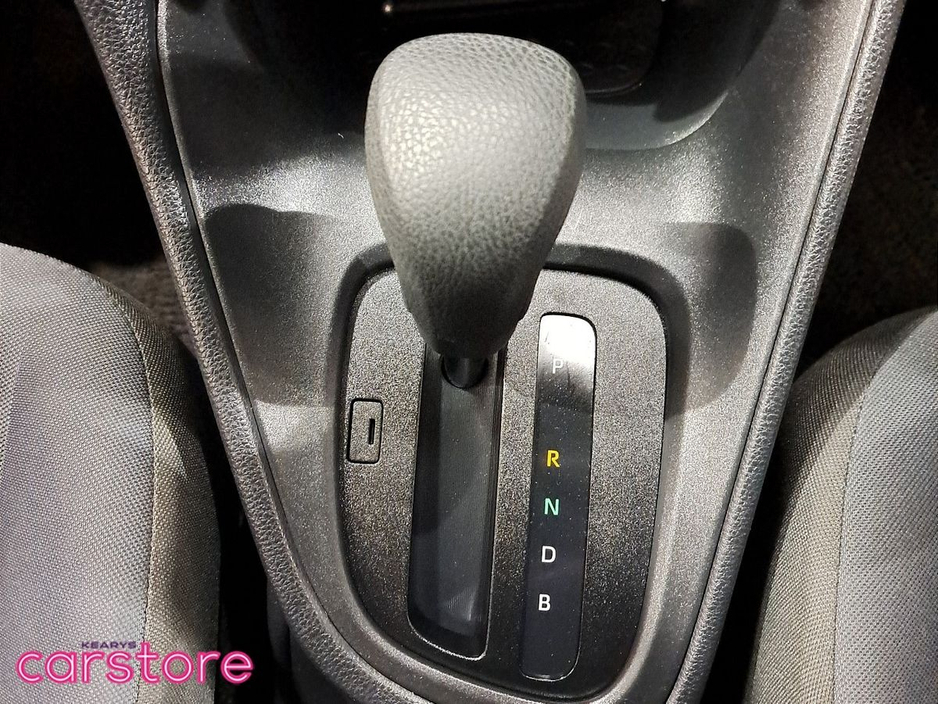 2022 Toyota Yaris - image 13