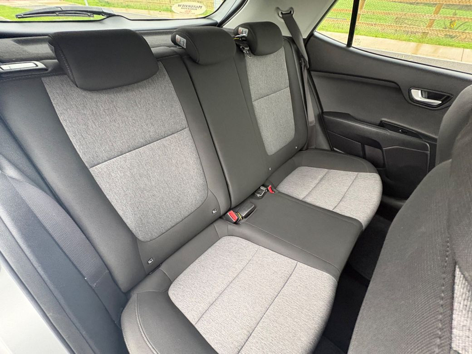 2020 Kia Stonic - image 7