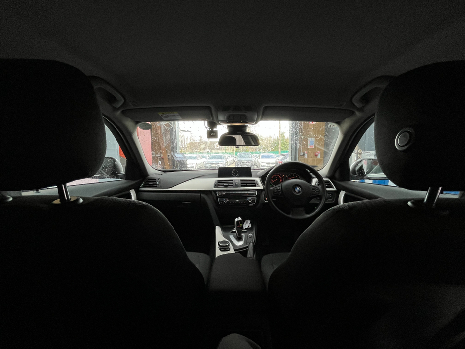 2016 BMW 3 Series - image 18