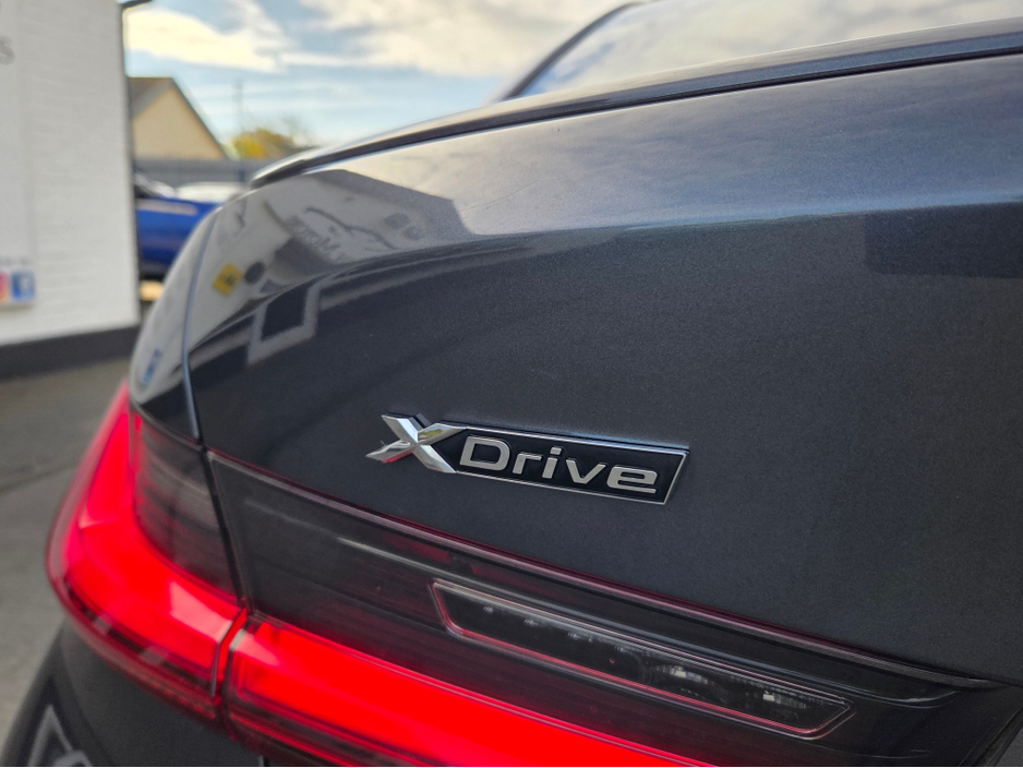 2021 BMW 3 Series - image 8