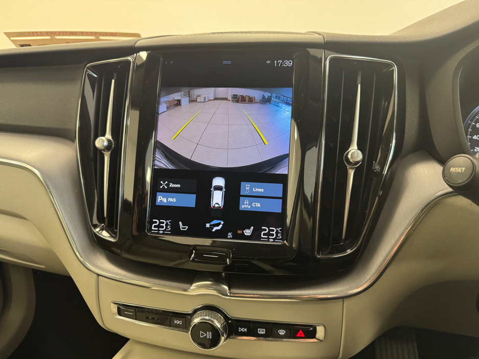 2021 Volvo XC60 - image 9