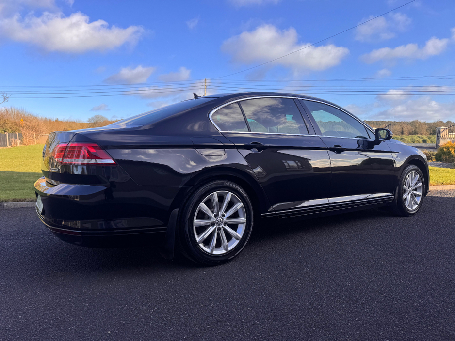2015 Volkswagen Passat - image 5