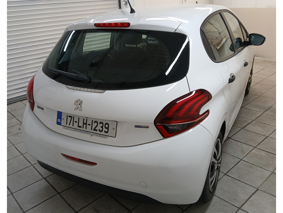 2017 Peugeot 208 - image 3