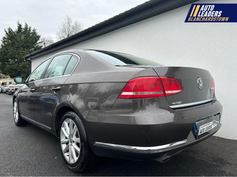 2012 Volkswagen Passat - image 4