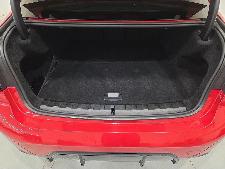 2024 BMW 3 Series - image 13