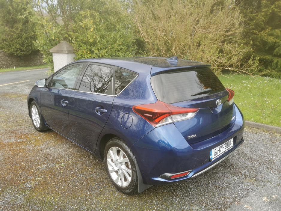 2016 Toyota Auris - image 8