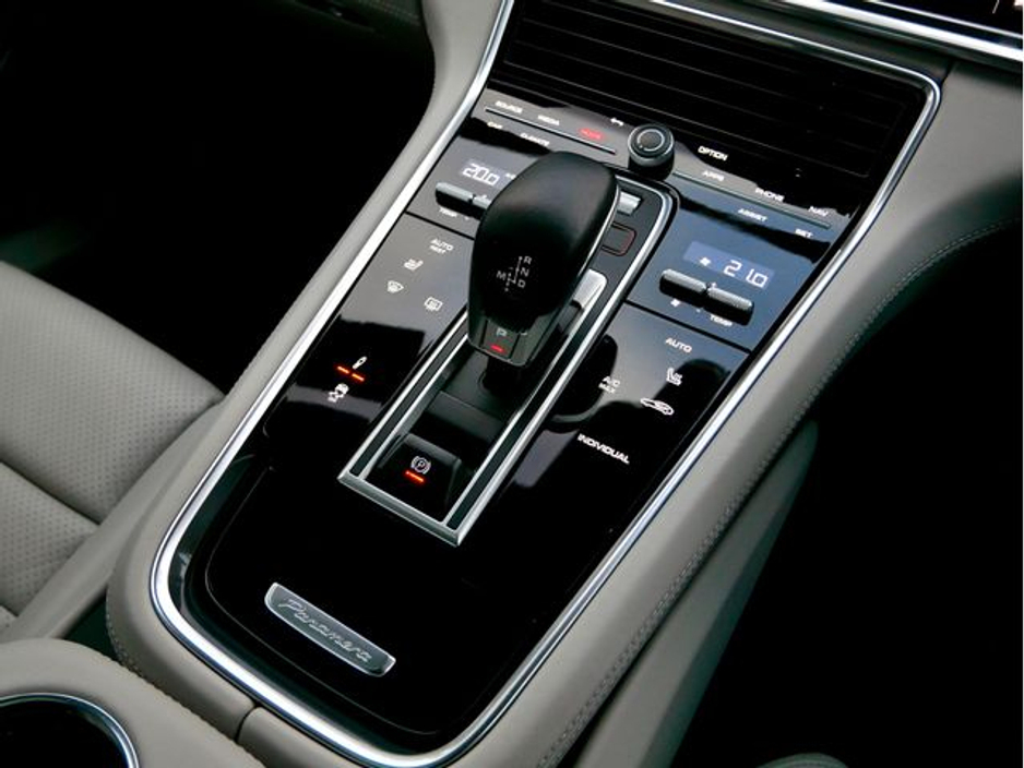 2023 Porsche Panamera - image 27