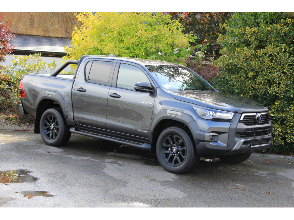 2025 Toyota Hilux Invincible X * Roll cover and bars inc €66,358