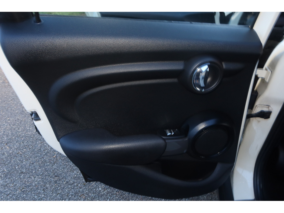 2015 MINI Hatch - image 16