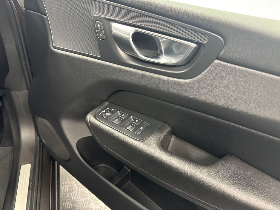 2022 Volvo XC60 - image 11