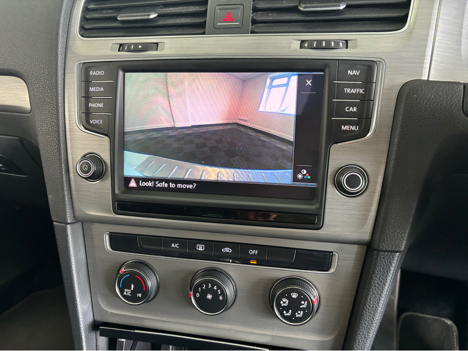 2014 Volkswagen Golf - image 10