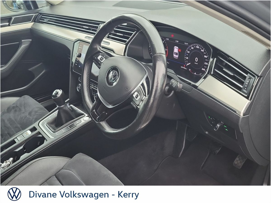 2018 Volkswagen Passat - image 2