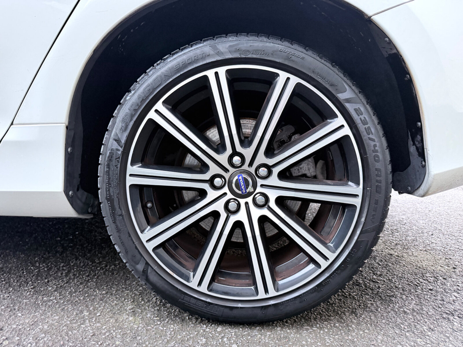 2015 Volvo V60 - image 19
